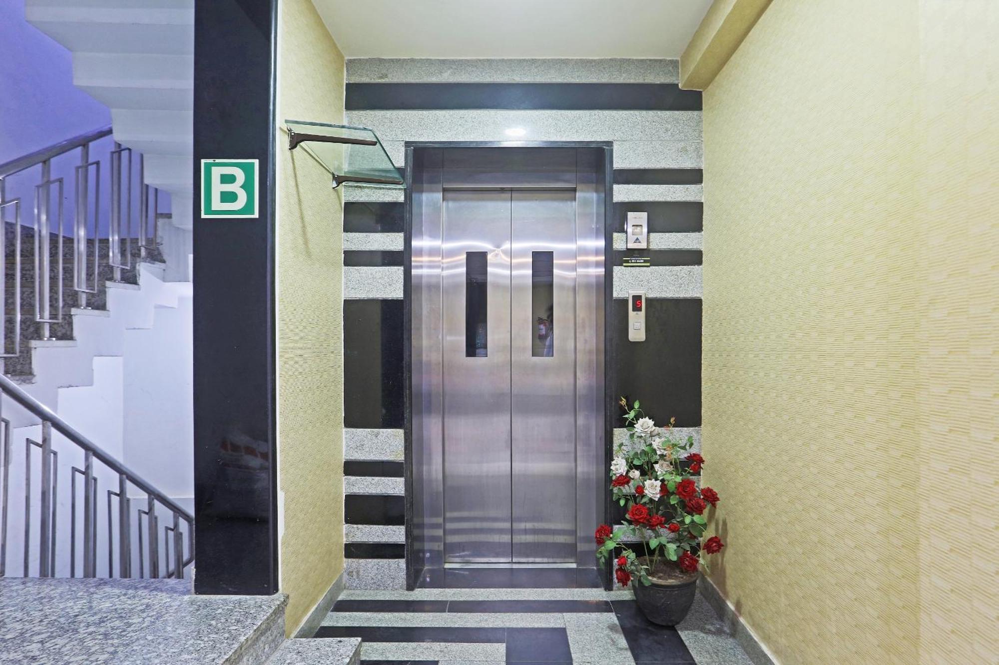Hotel Aerostar Gold - Opposite Max Healthcare Delhi (National Capital Territory of India) Exterior foto